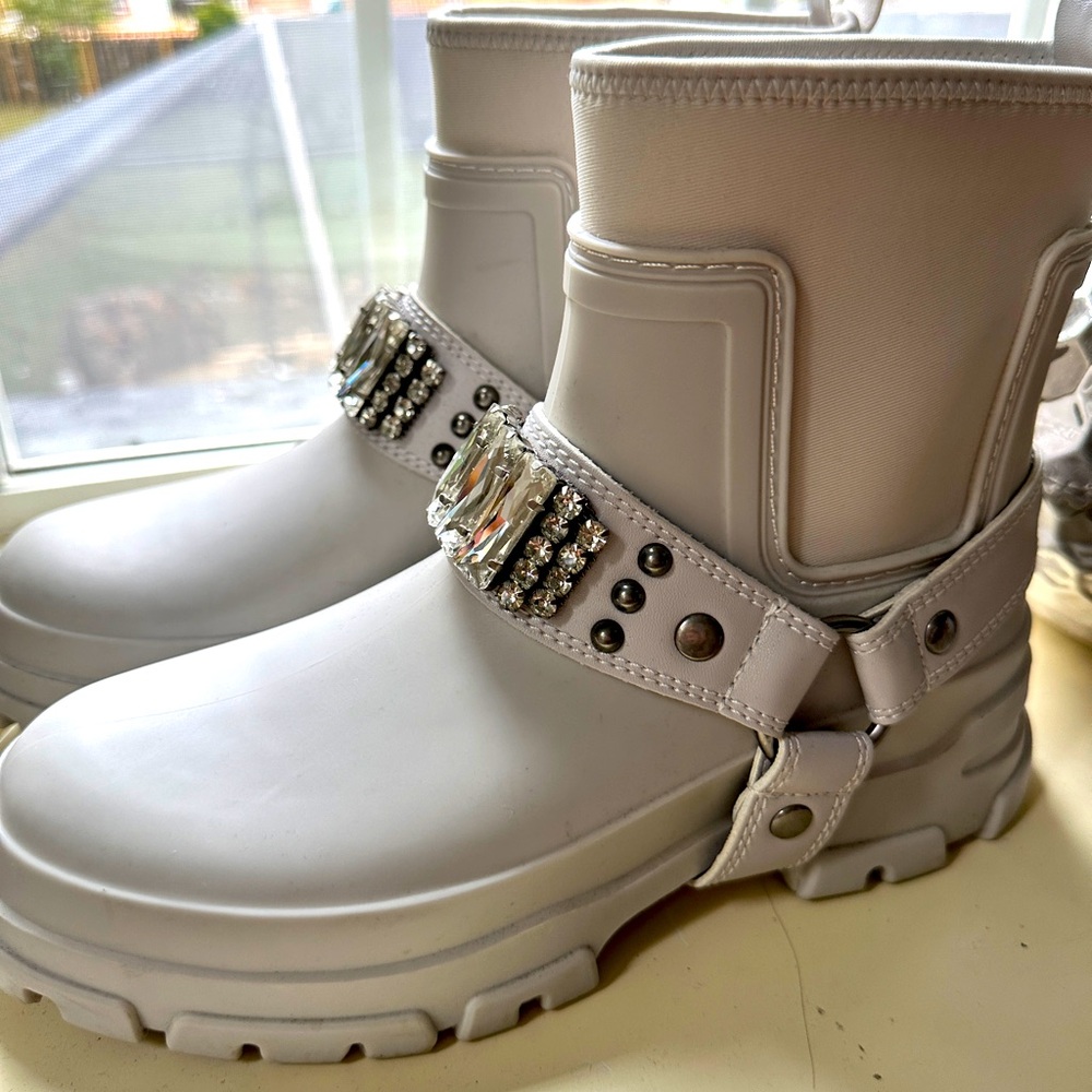 Karl Lagerfeld size 7 rain boots